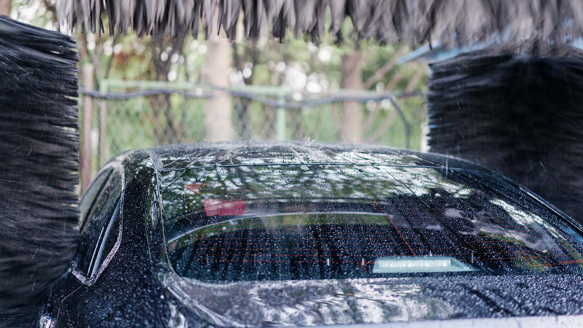 En bil som tvättas i biltvätt